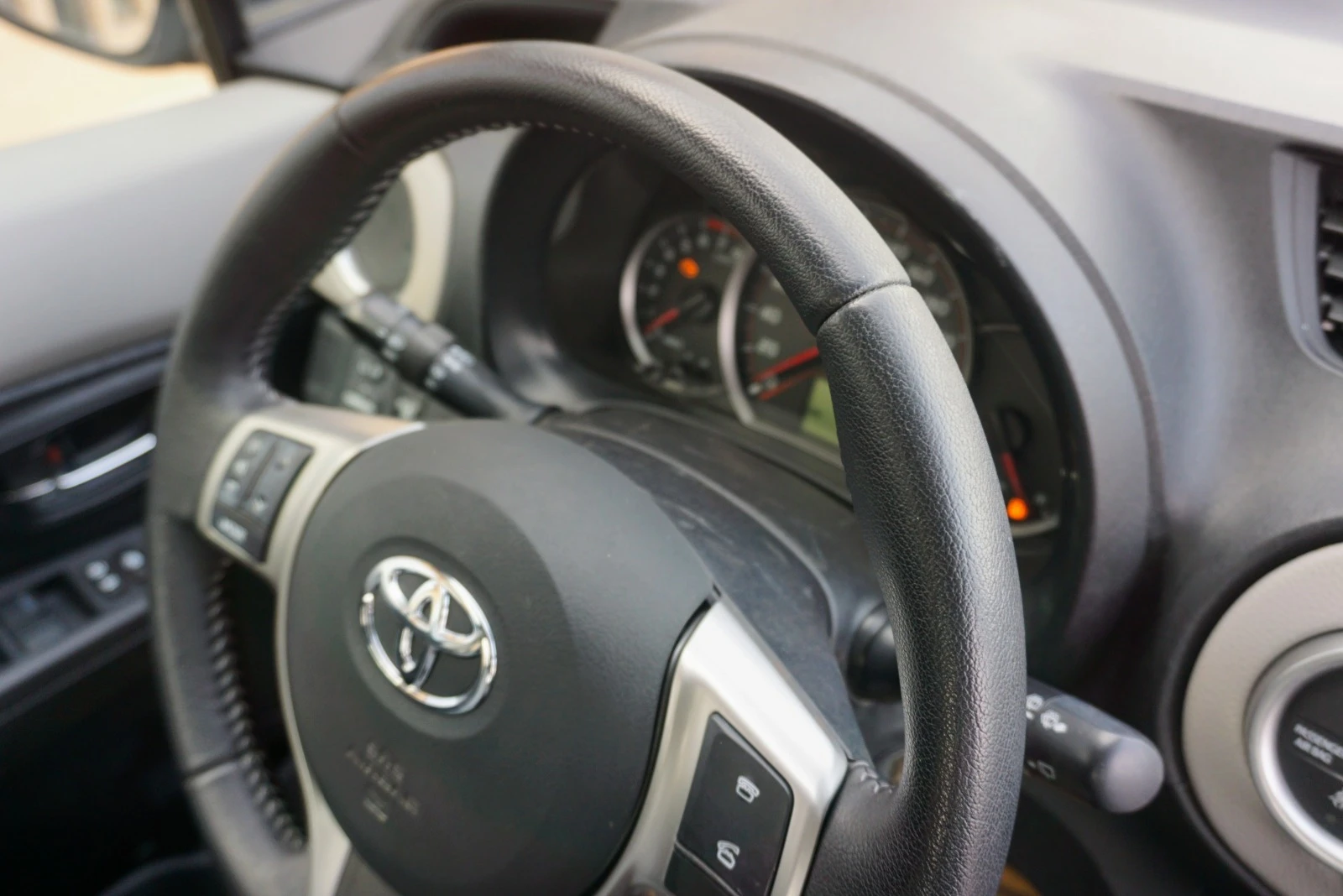 Toyota Yaris 1.0i LOUNGE - изображение 6