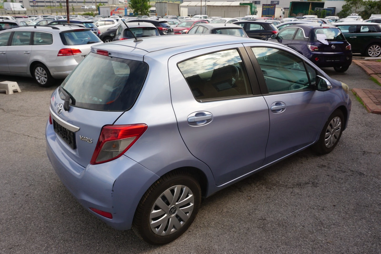 Toyota Yaris 1.0i LOUNGE - изображение 2