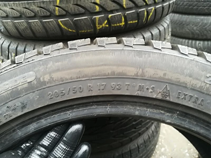 Гуми Зимни 205/50R17, снимка 6 - Гуми и джанти - 23812519