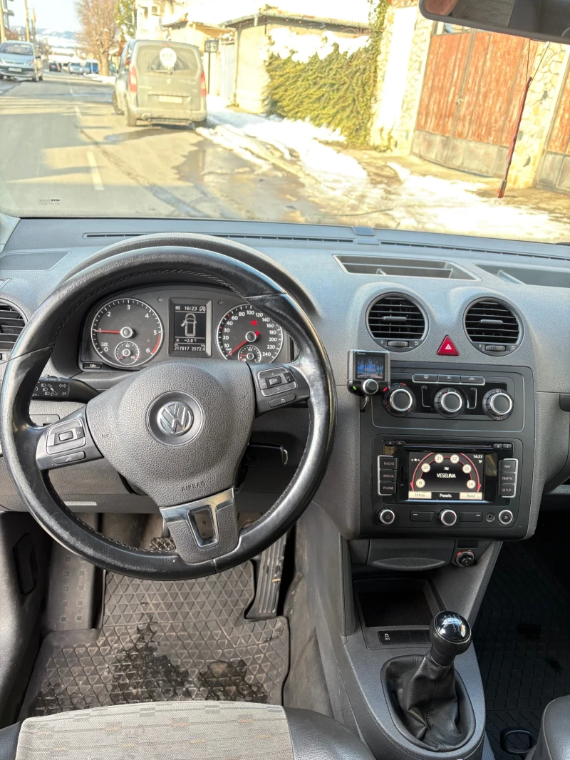 VW Caddy 1.6 TDI, снимка 8 - Автомобили и джипове - 49240080