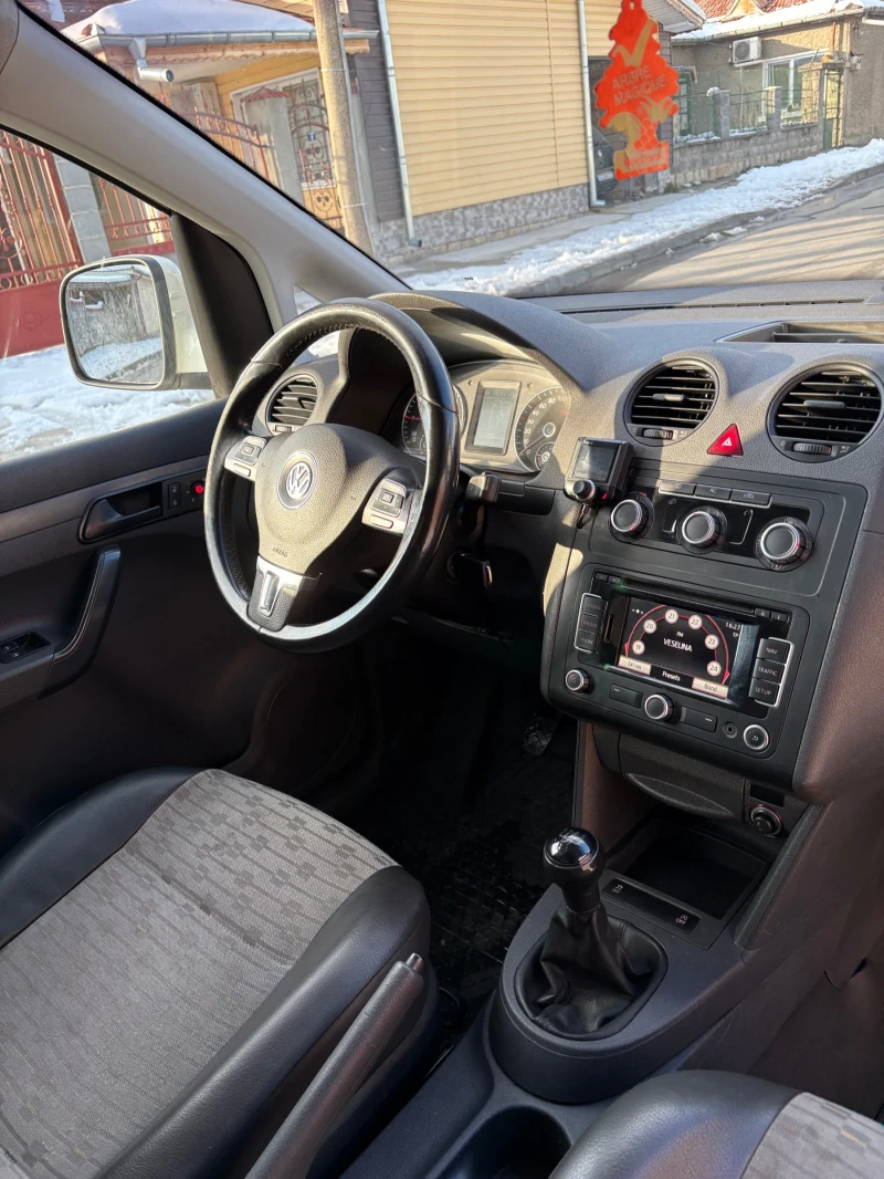 VW Caddy 1.6 TDI, снимка 11 - Автомобили и джипове - 49240080