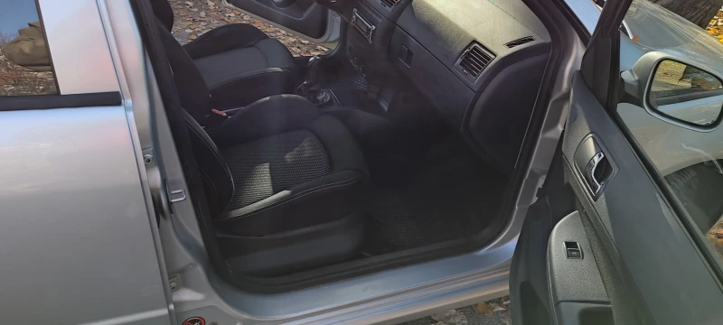 Skoda Fabia, снимка 8 - Автомобили и джипове - 52266379