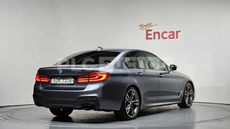 BMW 550 d xDrive | HEAD-UP | DISTRONIC | ОБДУХ | PANO , снимка 3 - Автомобили и джипове - 54247669