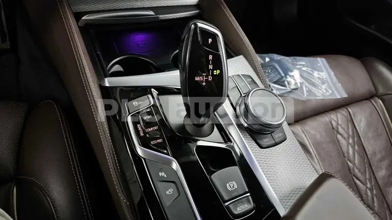 BMW 550 d xDrive | HEAD-UP | DISTRONIC | ОБДУХ | PANO , снимка 8 - Автомобили и джипове - 54247669