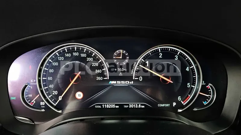 BMW 550 d xDrive | HEAD-UP | DISTRONIC | ОБДУХ | PANO , снимка 6 - Автомобили и джипове - 54247669