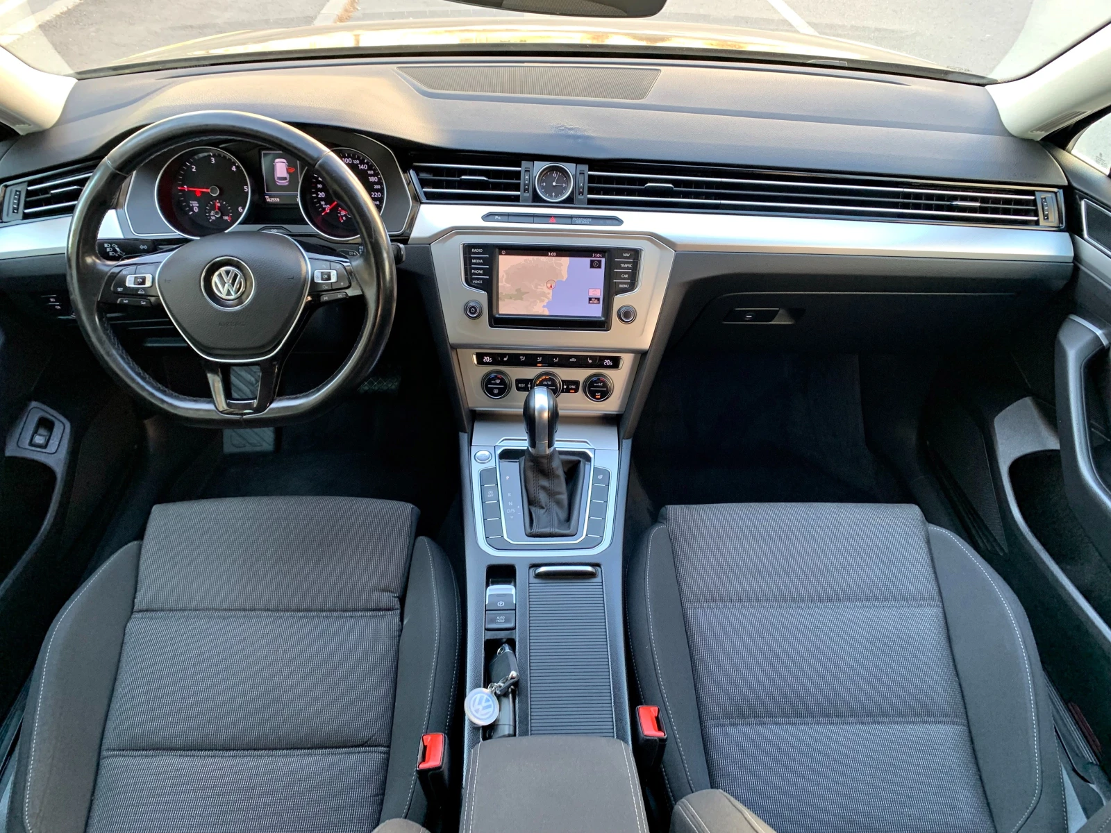 VW Passat 2.0TDI DSG DISTRONIC НАВИ КАМЕРА - изображение 9
