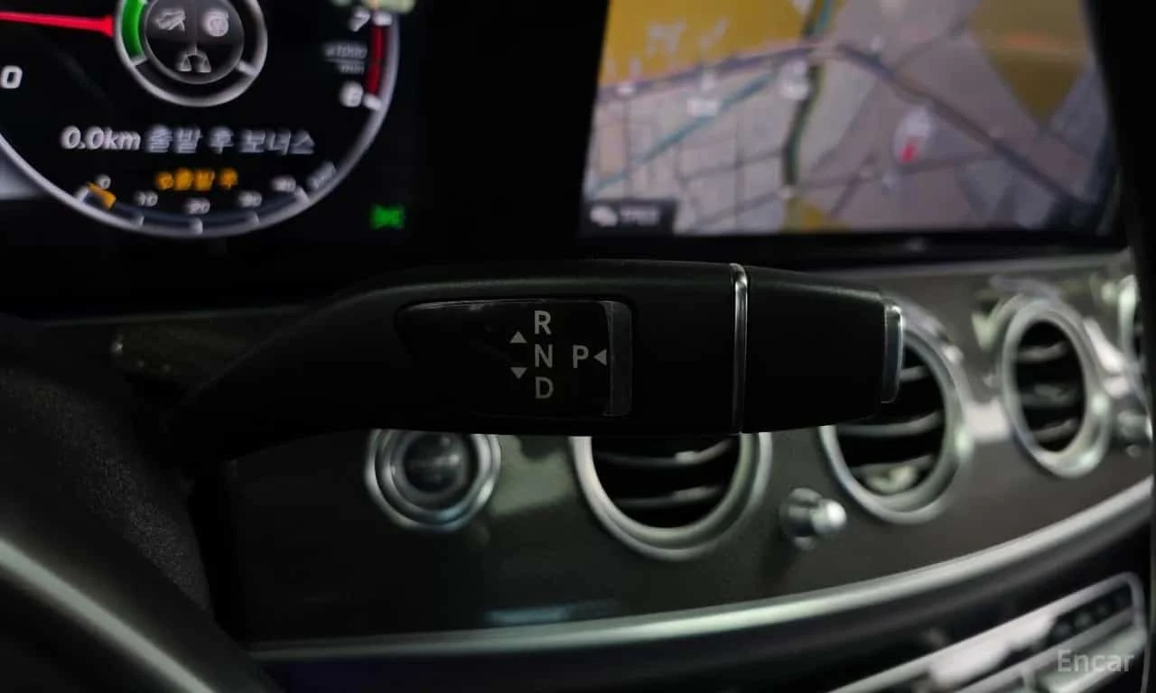 Mercedes-Benz E 300 * E300 4MATIC AMG Line * , снимка 9 - Автомобили и джипове - 56735733
