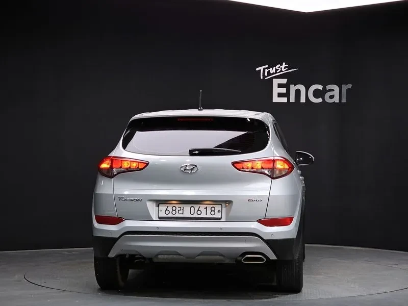 Hyundai Tucson DIESEL 1.7 2WD STYLE, снимка 4 - Автомобили и джипове - 54955821
