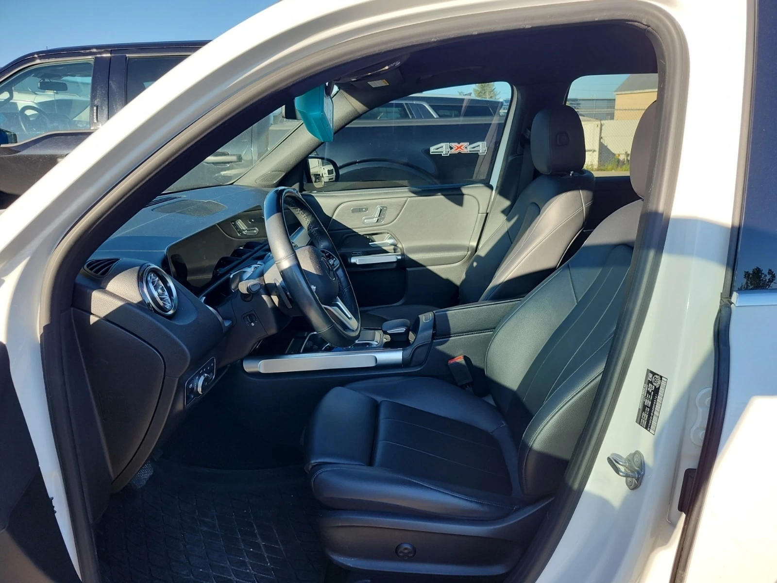 Mercedes-Benz GLB 250 4matic Suv/CARFAX/ ФИНАНСИРАНЕ, снимка 3 - Автомобили и джипове - 56075561