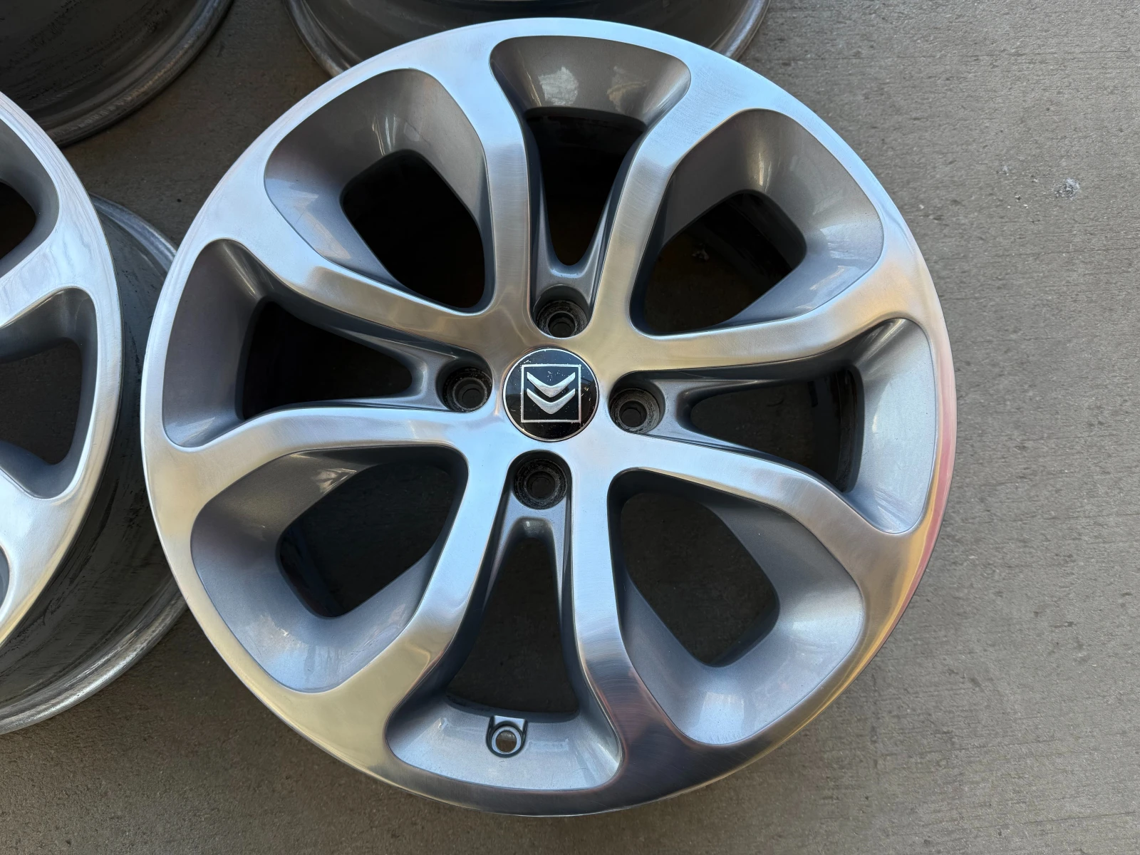 Джанти, снимка 2 - Гуми и джанти - 53836776