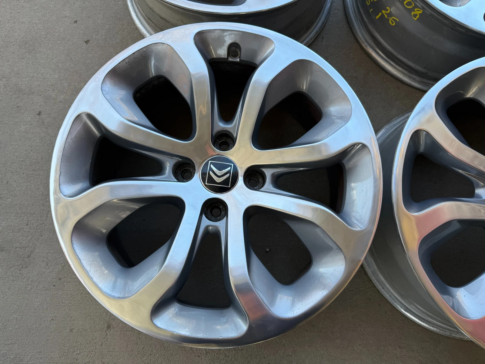 Джанти, снимка 3 - Гуми и джанти - 53836776