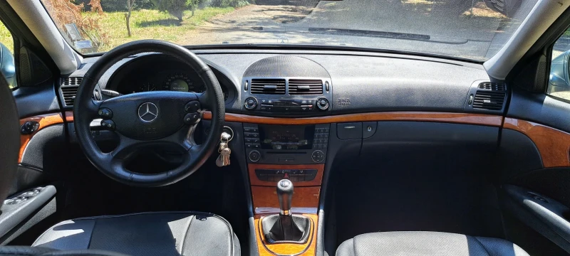 Mercedes-Benz E 200, снимка 8 - Автомобили и джипове - 51919311