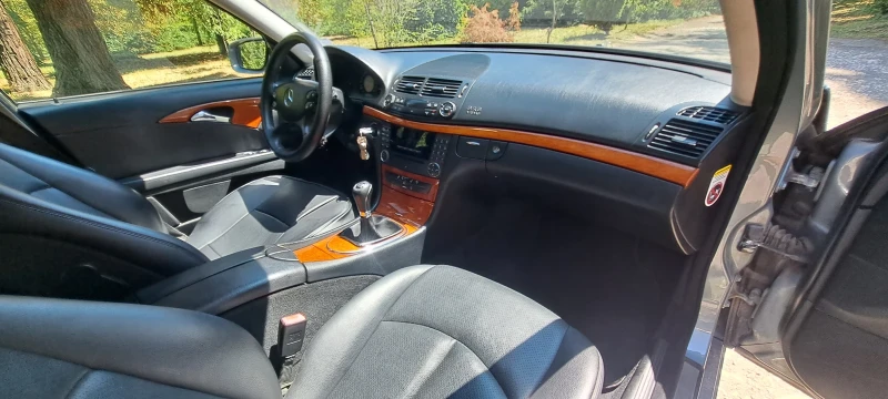 Mercedes-Benz E 200, снимка 6 - Автомобили и джипове - 51919311