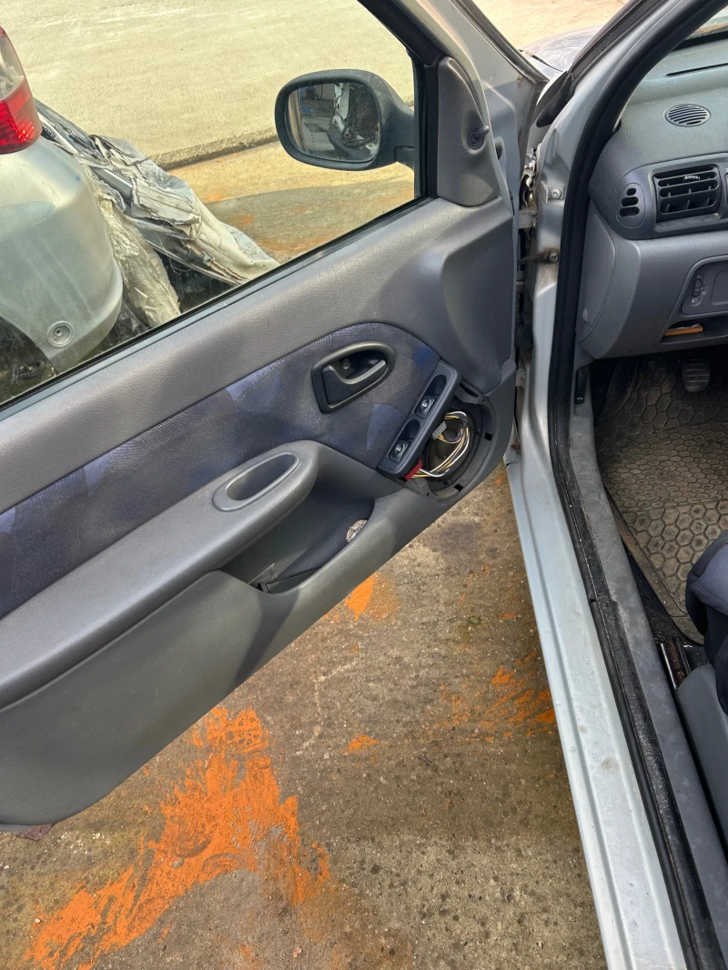 Renault Clio, снимка 3 - Автомобили и джипове - 52828714