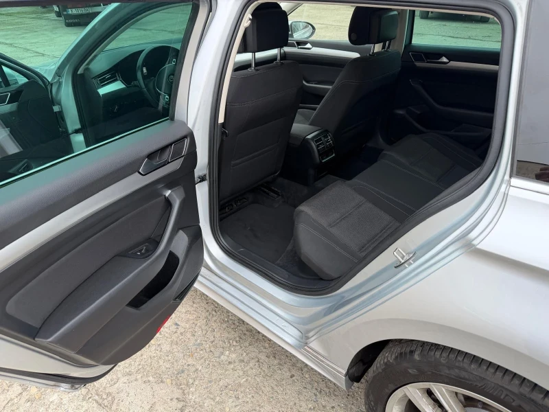 VW Passat 2.0 TDI R Line, снимка 9 - Автомобили и джипове - 52906182