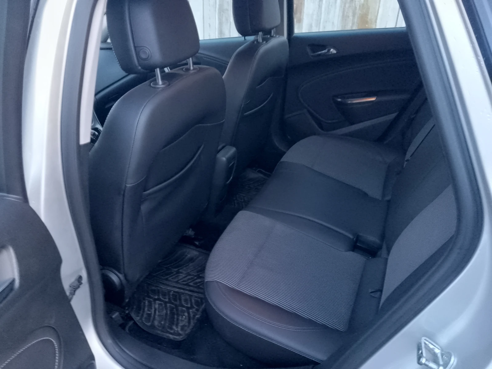 Opel Astra 1, 7 CDTI, снимка 8 - Автомобили и джипове - 53866327