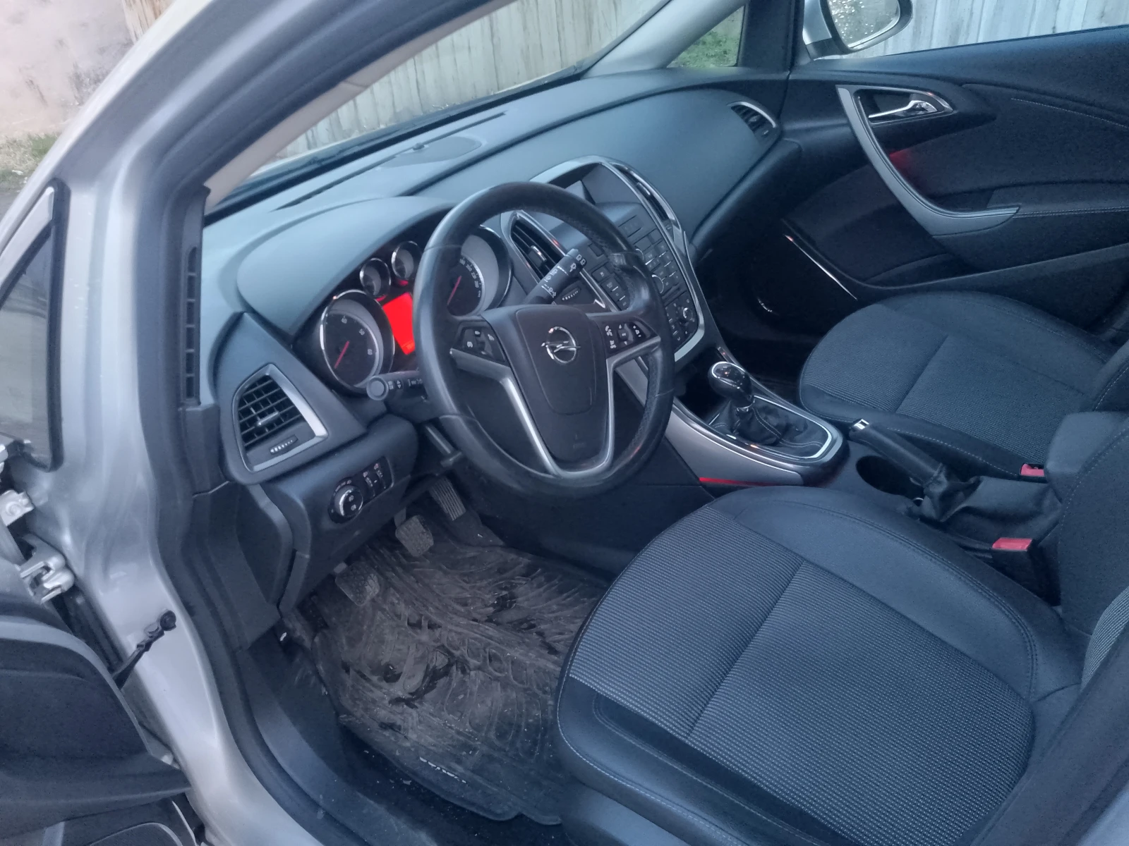 Opel Astra 1, 7 CDTI, снимка 9 - Автомобили и джипове - 53866327