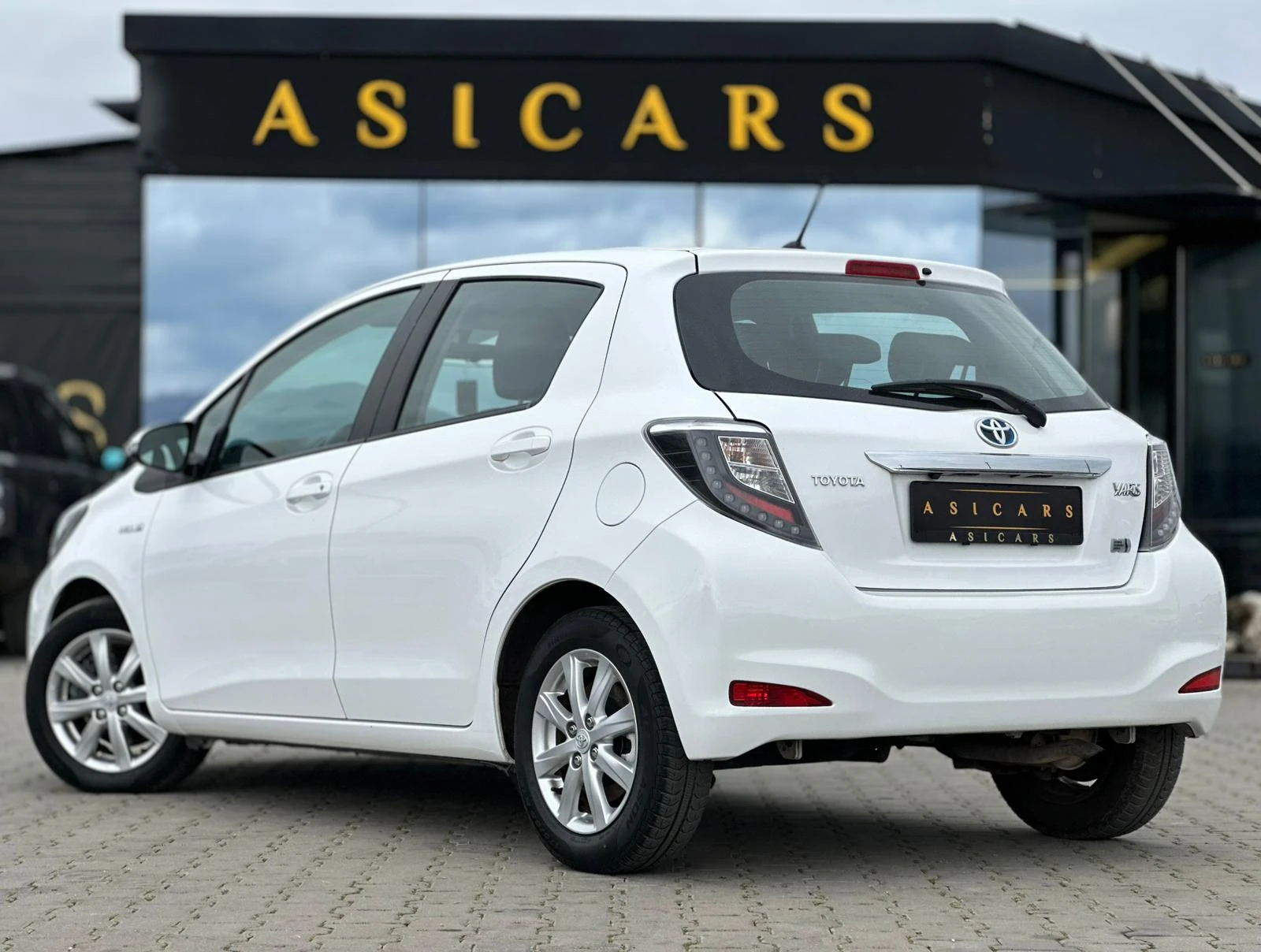 Toyota Yaris / HYBRID / ACTIVE / TOP /, снимка 3 - Автомобили и джипове - 53911130