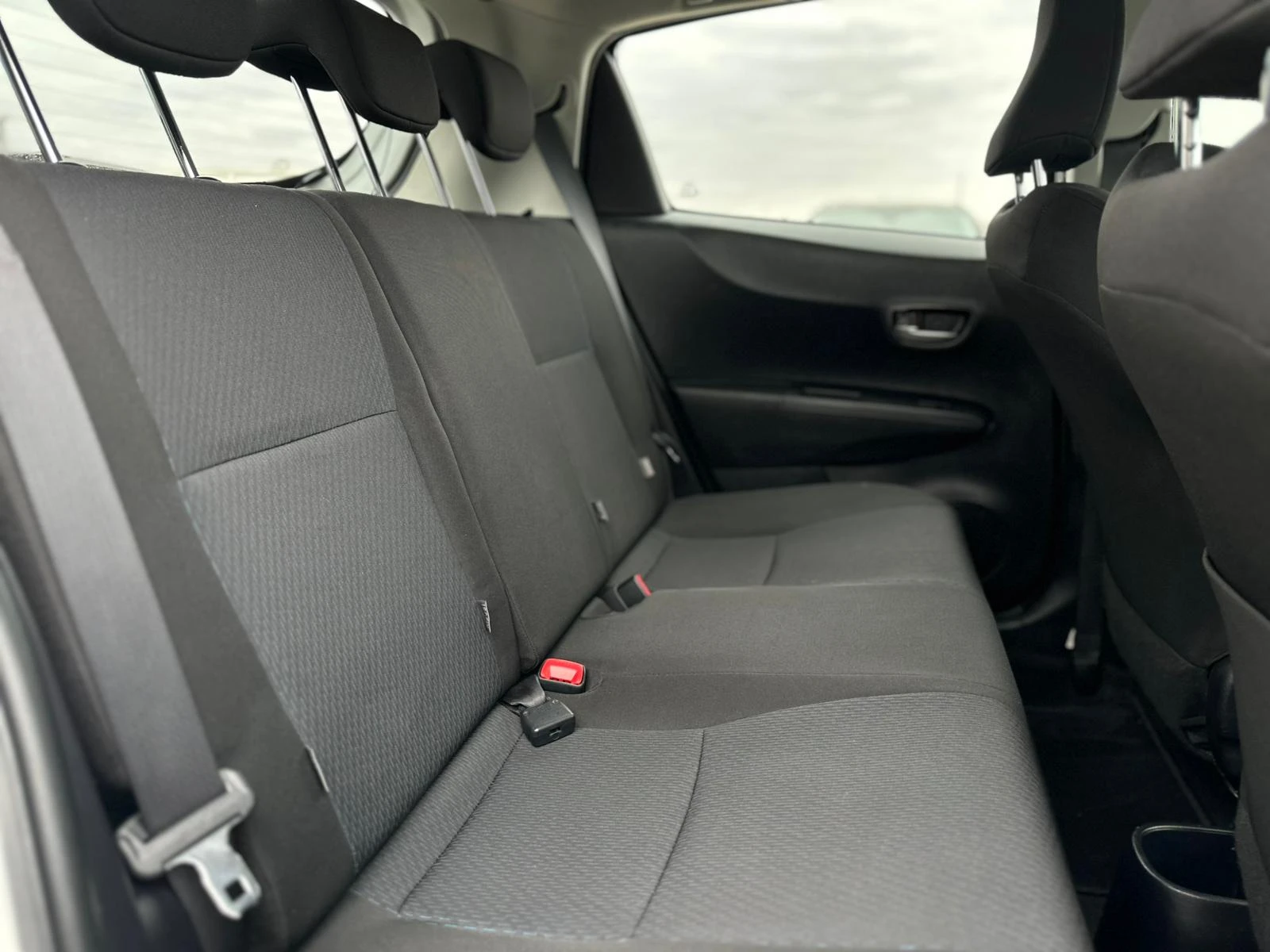 Toyota Yaris / HYBRID / ACTIVE / TOP /, снимка 11 - Автомобили и джипове - 53911130