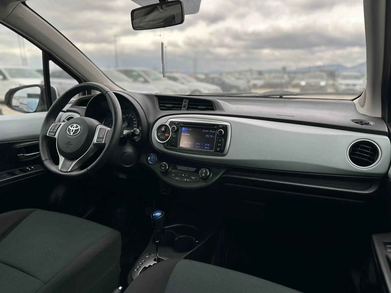 Toyota Yaris / HYBRID / ACTIVE / TOP /, снимка 12 - Автомобили и джипове - 53911130