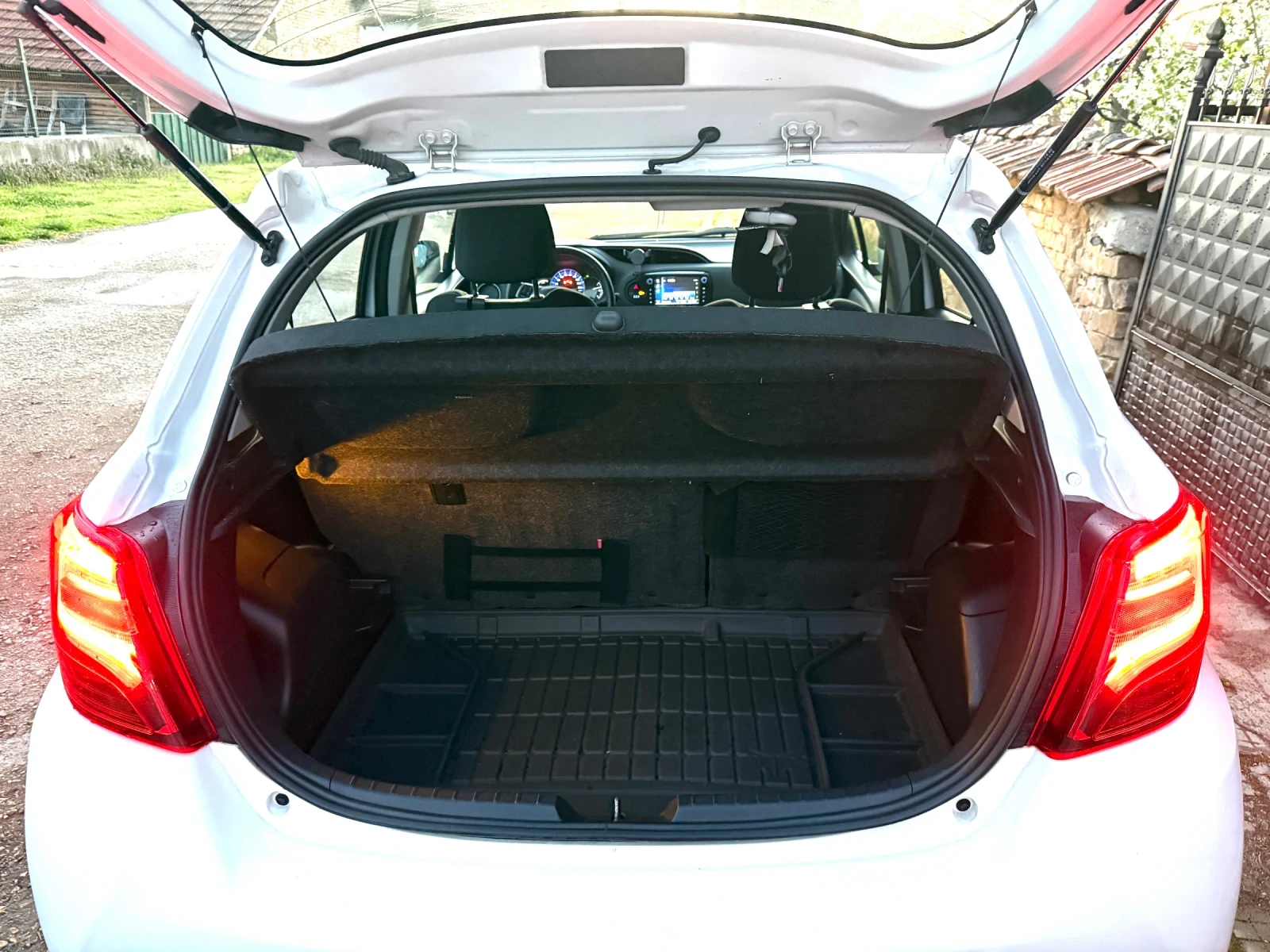 Toyota Yaris 1.5, снимка 7 - Автомобили и джипове - 54241378