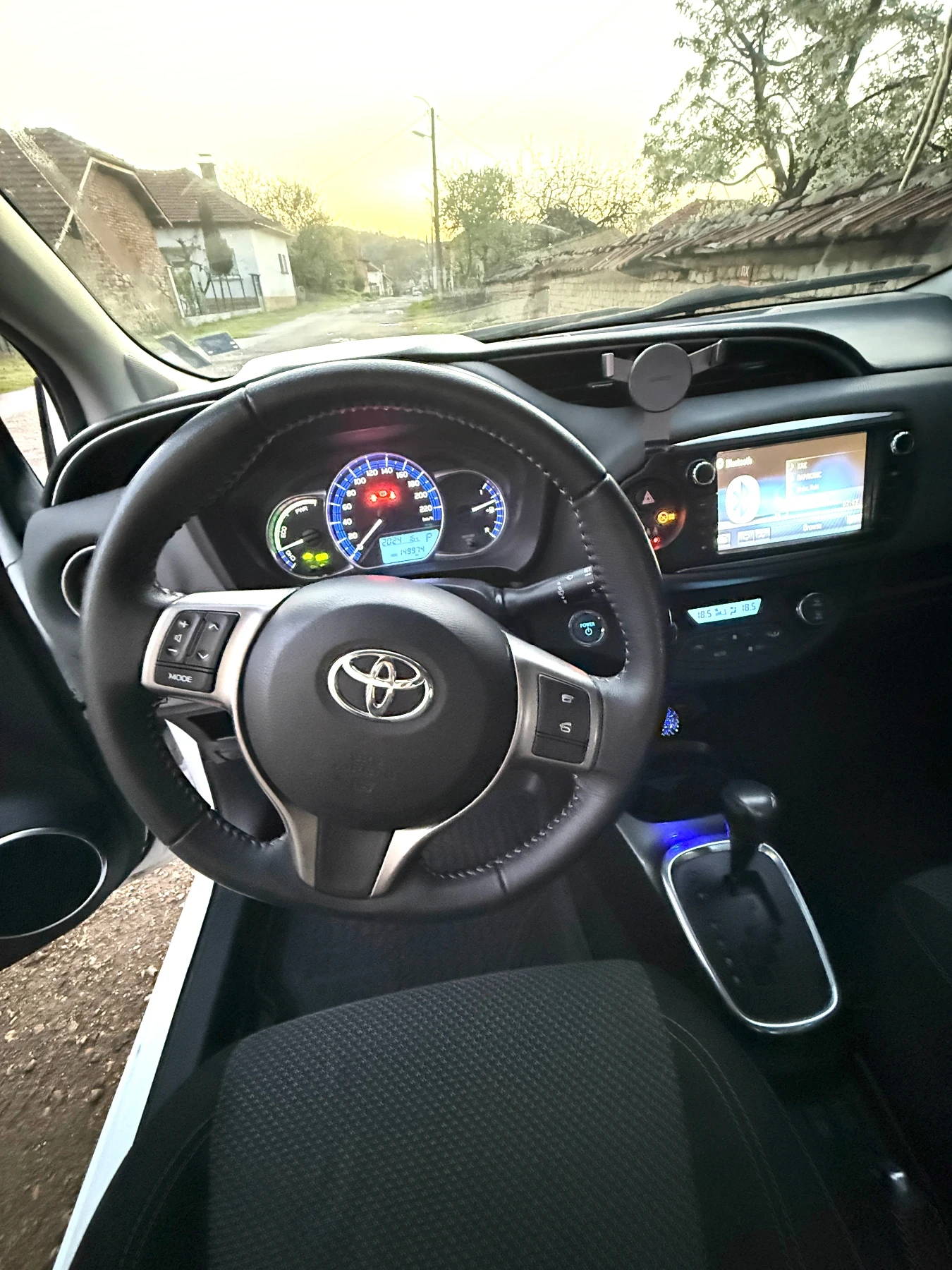 Toyota Yaris 1.5, снимка 12 - Автомобили и джипове - 54241378