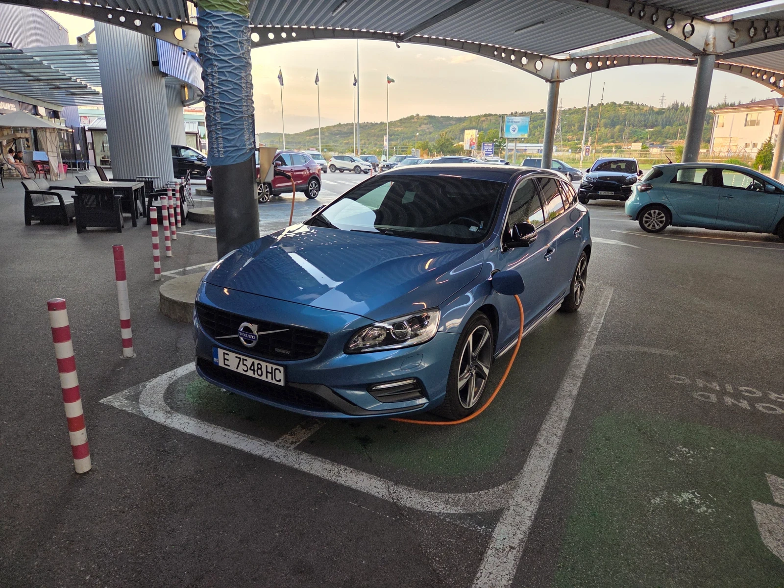 Volvo V60  R Design Plug-in Hybrid , снимка 16 - Автомобили и джипове - 54945076