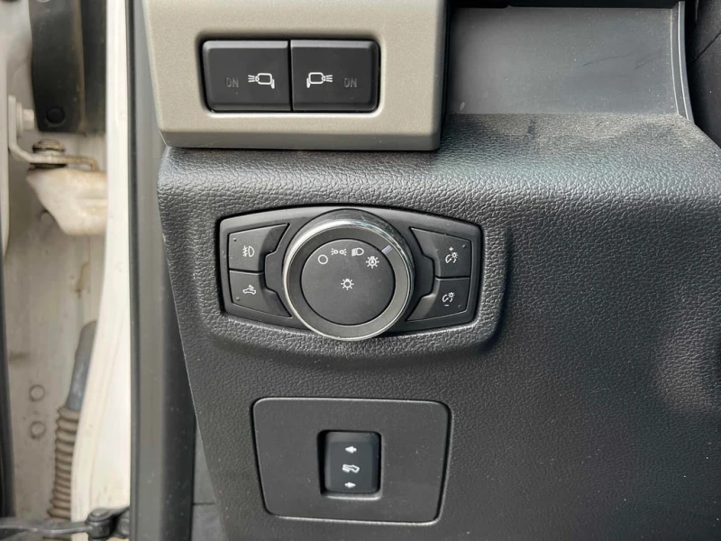 Ford F150 * 4WD SuperCrew * CARFAX * БЕЗ ПЪРВОНАЧАЛНА ВНОСКА, снимка 17 - Автомобили и джипове - 52778609