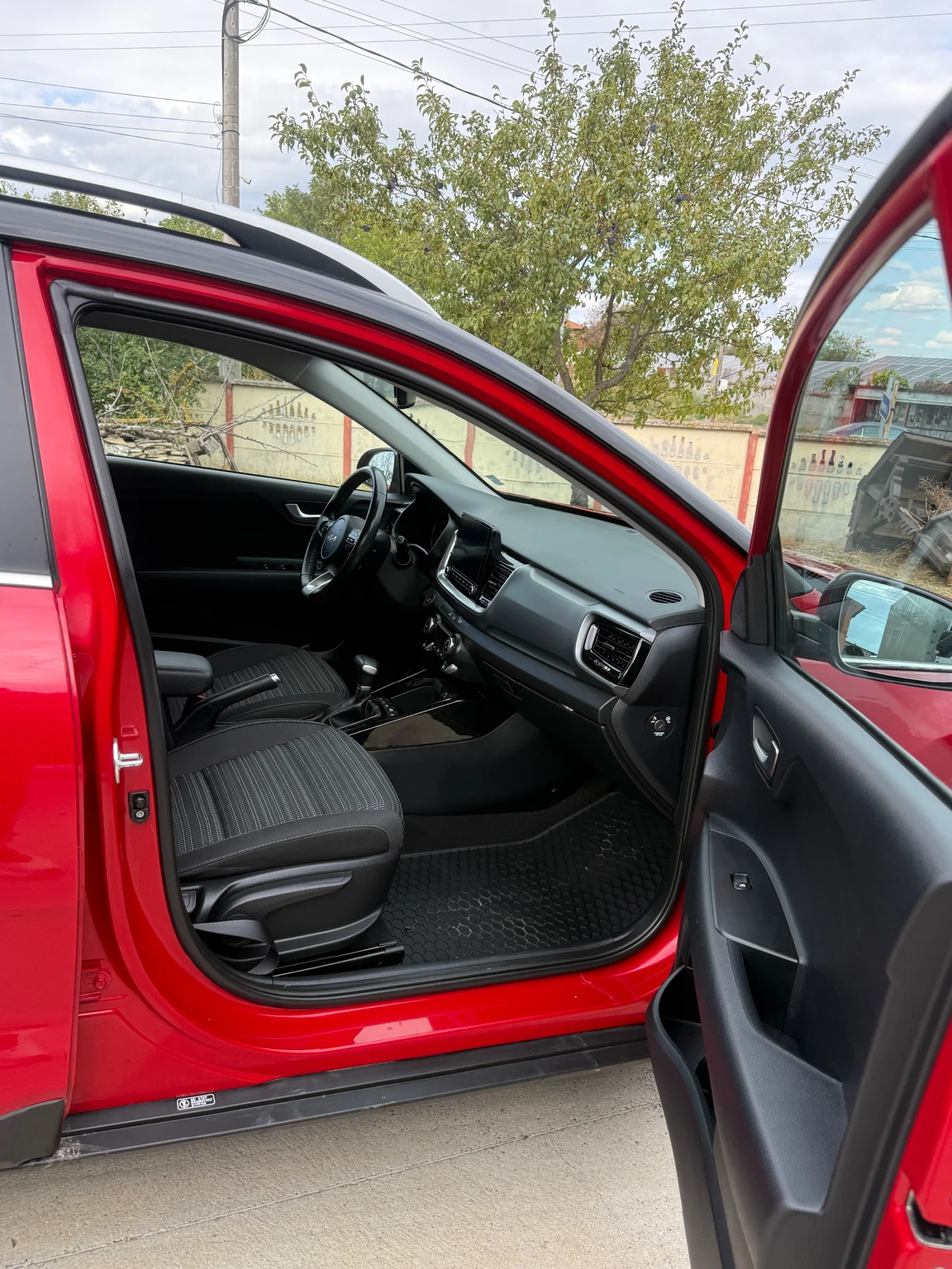 Kia Stonic, снимка 14 - Автомобили и джипове - 56312848