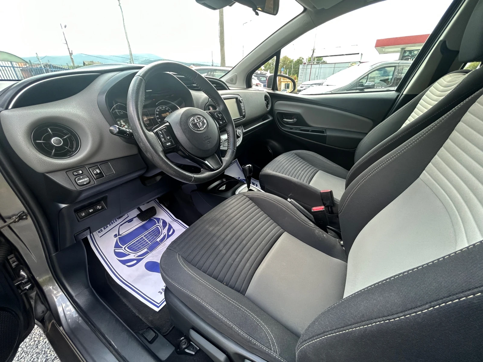 Toyota Yaris 1.5 hybrid , снимка 13 - Автомобили и джипове - 55611744