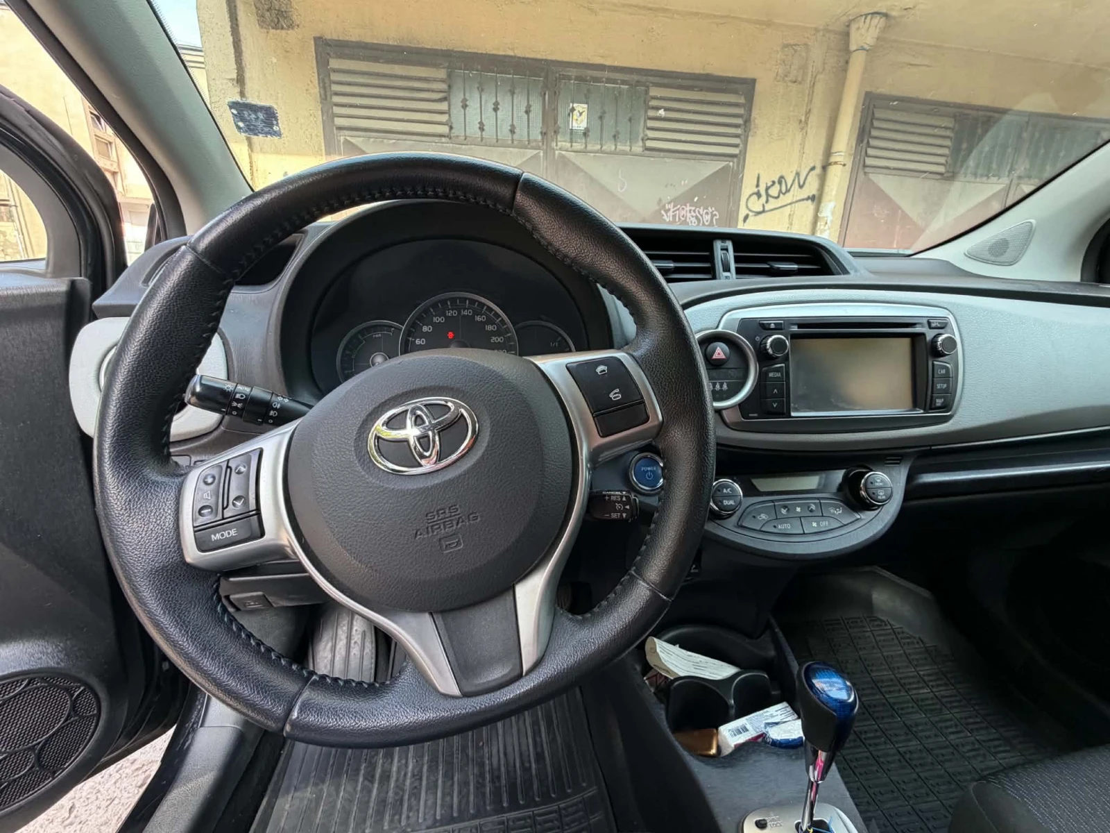 Toyota Yaris 1.5 HYBRID, снимка 6 - Автомобили и джипове - 56140391