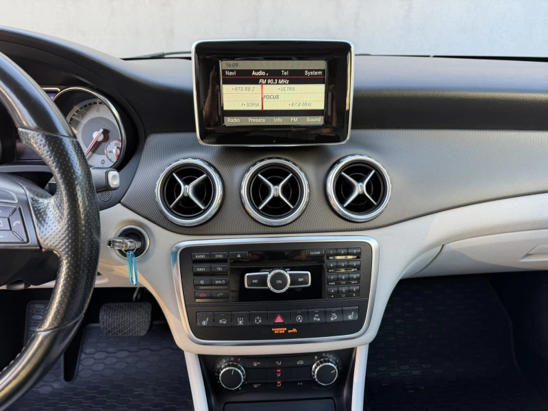 Mercedes-Benz GLA 220 d 4MATIC, снимка 13 - Автомобили и джипове - 52873793