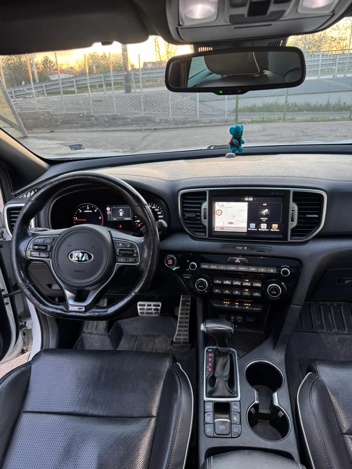 Kia Sportage 1.7 CRDI GT Line/Панорама/Каско/Подгрев/Кожа/, снимка 8 - Автомобили и джипове - 54323030