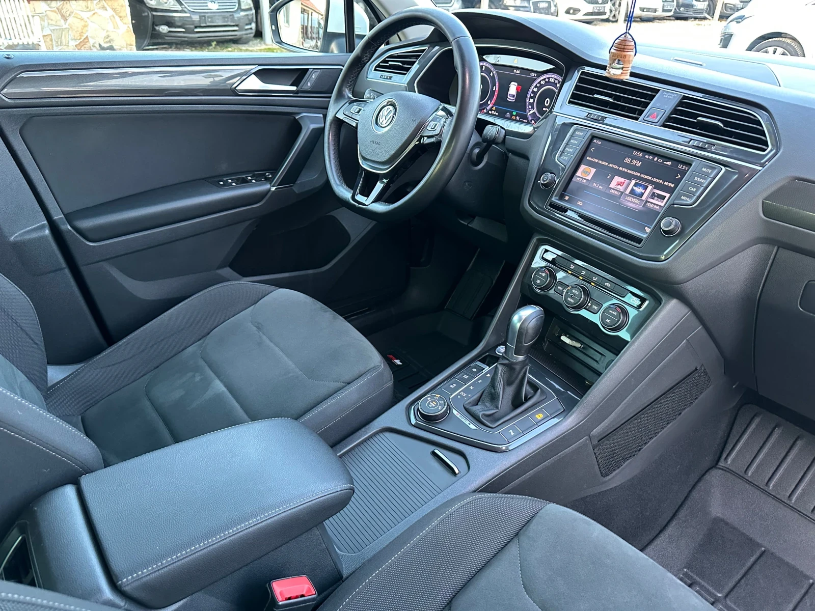 VW Tiguan 2.0TDI~150к.с~АВТОМАТ~, снимка 11 - Автомобили и джипове - 54751897