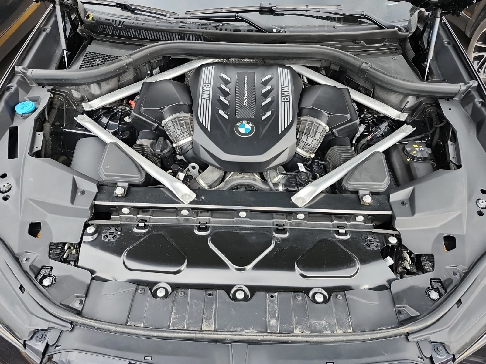 BMW X6 * M50I * DISTRONIC * LASER, снимка 16 - Автомобили и джипове - 56096525