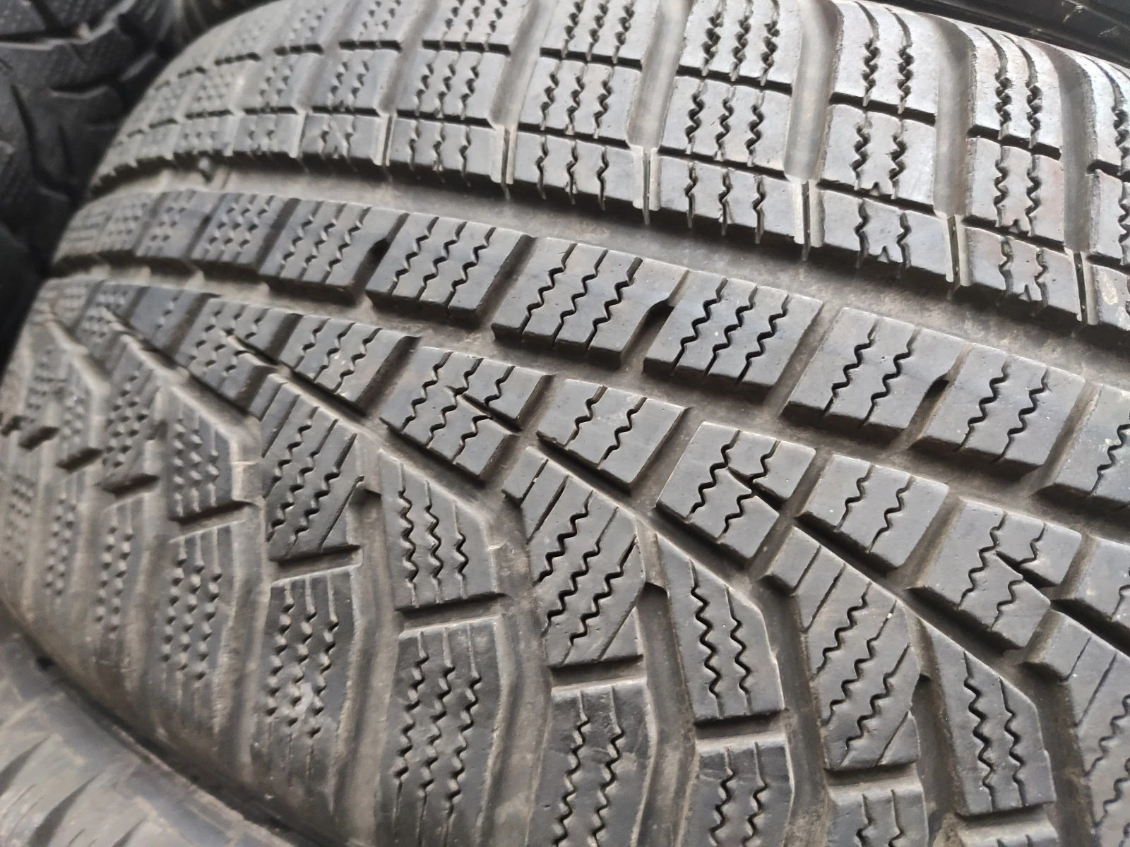 Гуми Зимни 205/55R17, снимка 3 - Гуми и джанти - 54000345