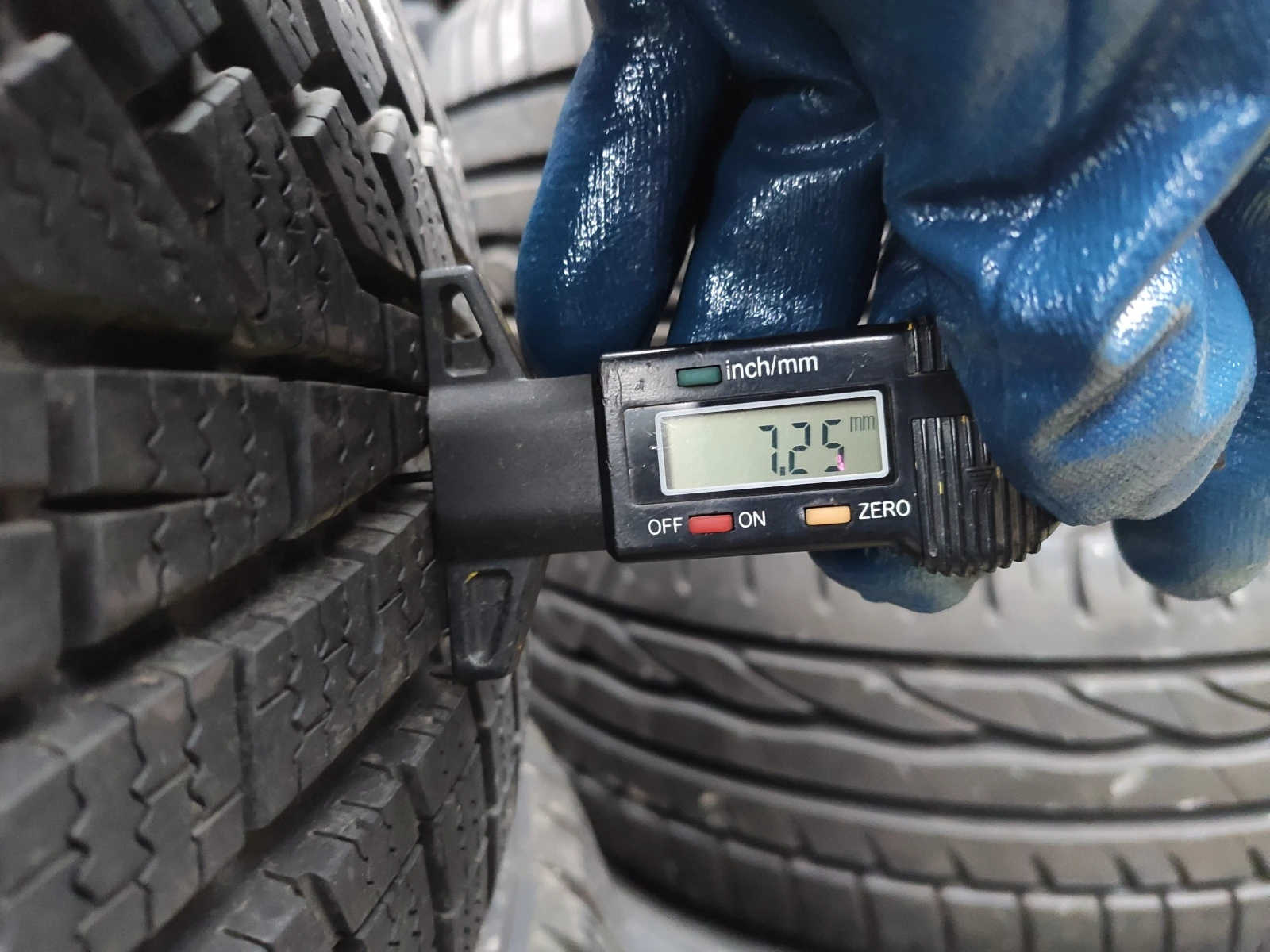 Гуми Зимни 205/55R17, снимка 7 - Гуми и джанти - 54000345