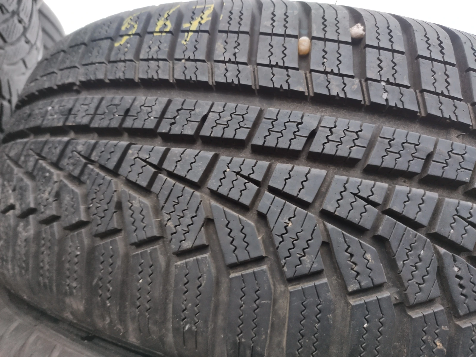 Гуми Зимни 205/55R17, снимка 2 - Гуми и джанти - 54000345