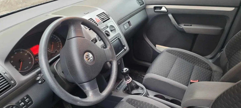 VW Touran, снимка 2 - Автомобили и джипове - 47220076