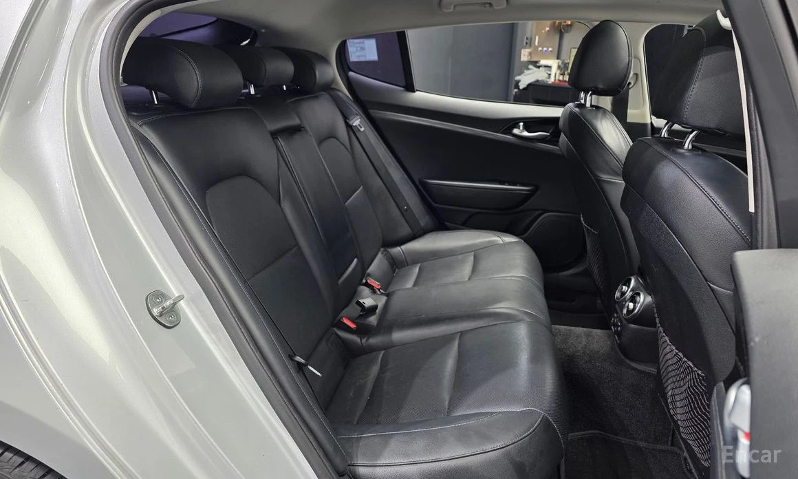 Kia Stinger PLATINUM* ПОДГРЕВ* ОБДУХВАНЕ* КАМЕРА* ШИБИДАХ, снимка 15 - Автомобили и джипове - 53874563