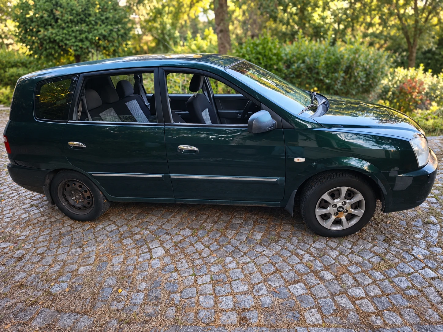 Kia Carens 1.8, снимка 3 - Автомобили и джипове - 56627834