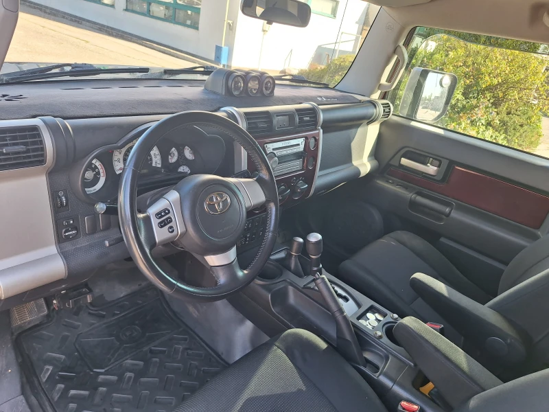 Toyota Fj cruiser 4.0 i V6 Automatic, LPG, снимка 9 - Автомобили и джипове - 52553217