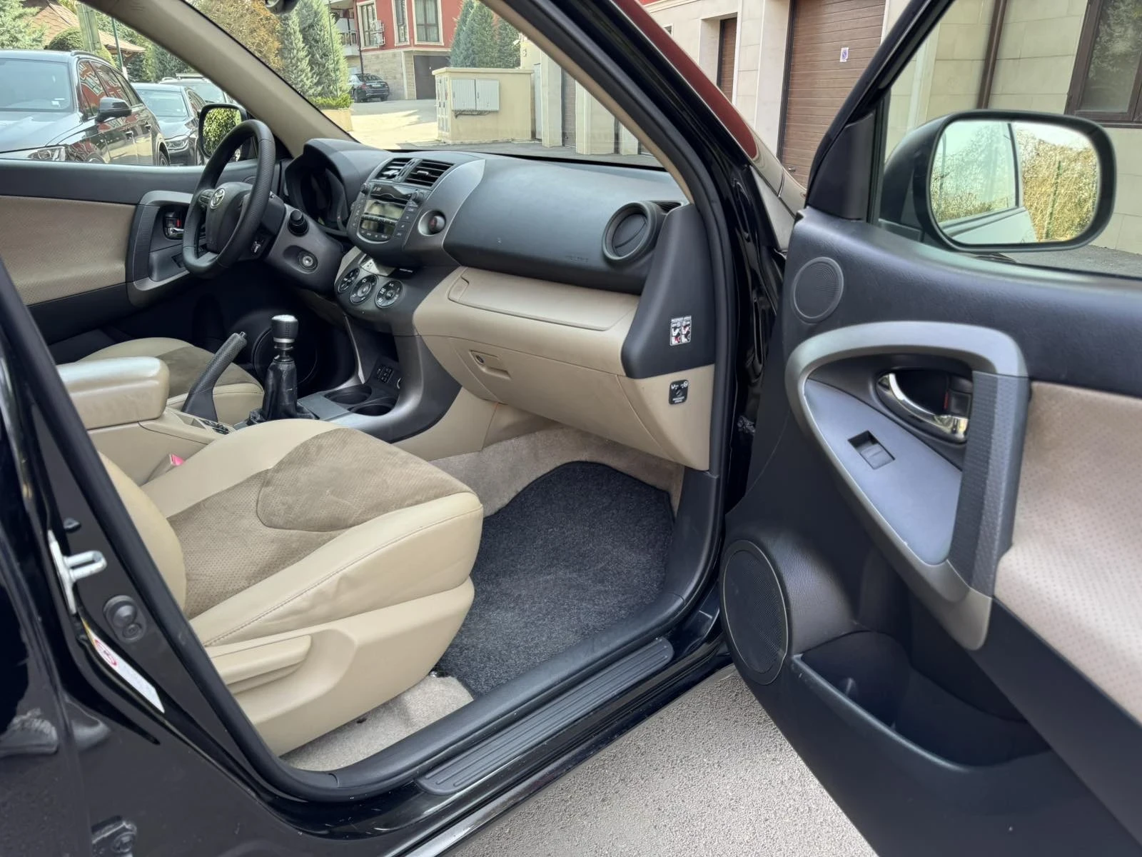 Toyota Rav4 2.2 D-4D 4X4, КАТО НОВА ! - изображение 8