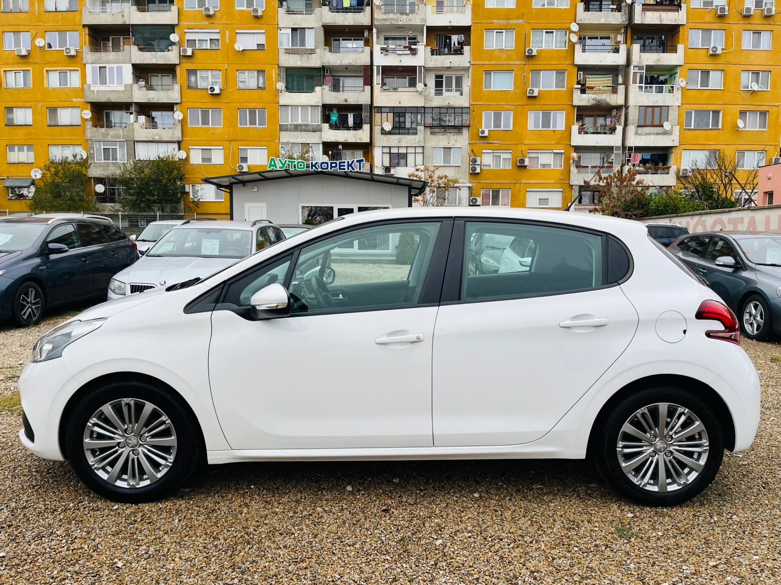 Peugeot 208 1.2i КАТО НОВА - изображение 8