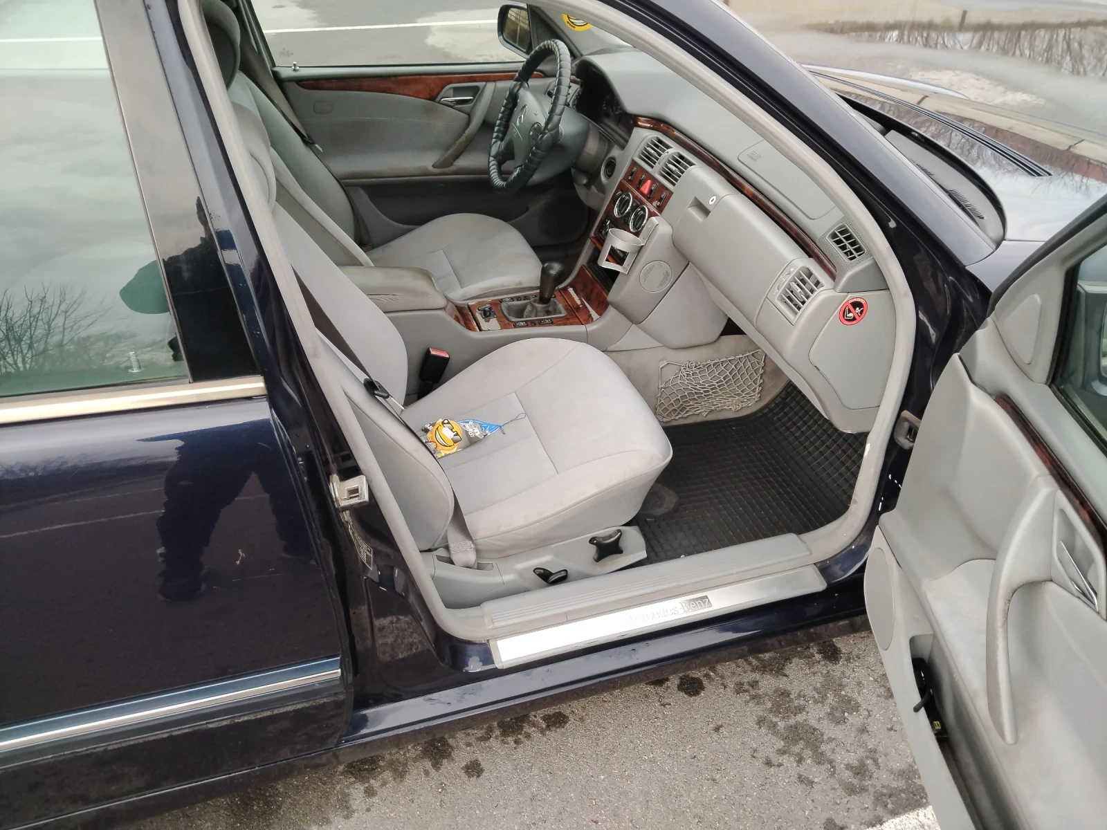 Mercedes-Benz E 200, снимка 9 - Автомобили и джипове - 55592670
