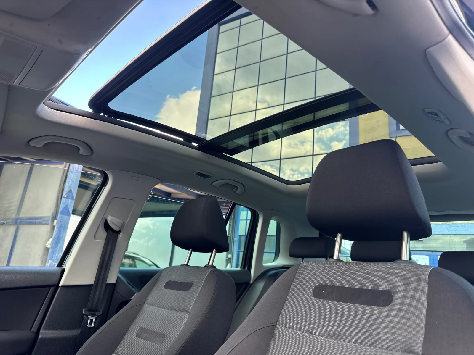 VW Tiguan 2.0TDI 170к.с/PANO-PARK-ASISTT, снимка 8 - Автомобили и джипове - 55416043