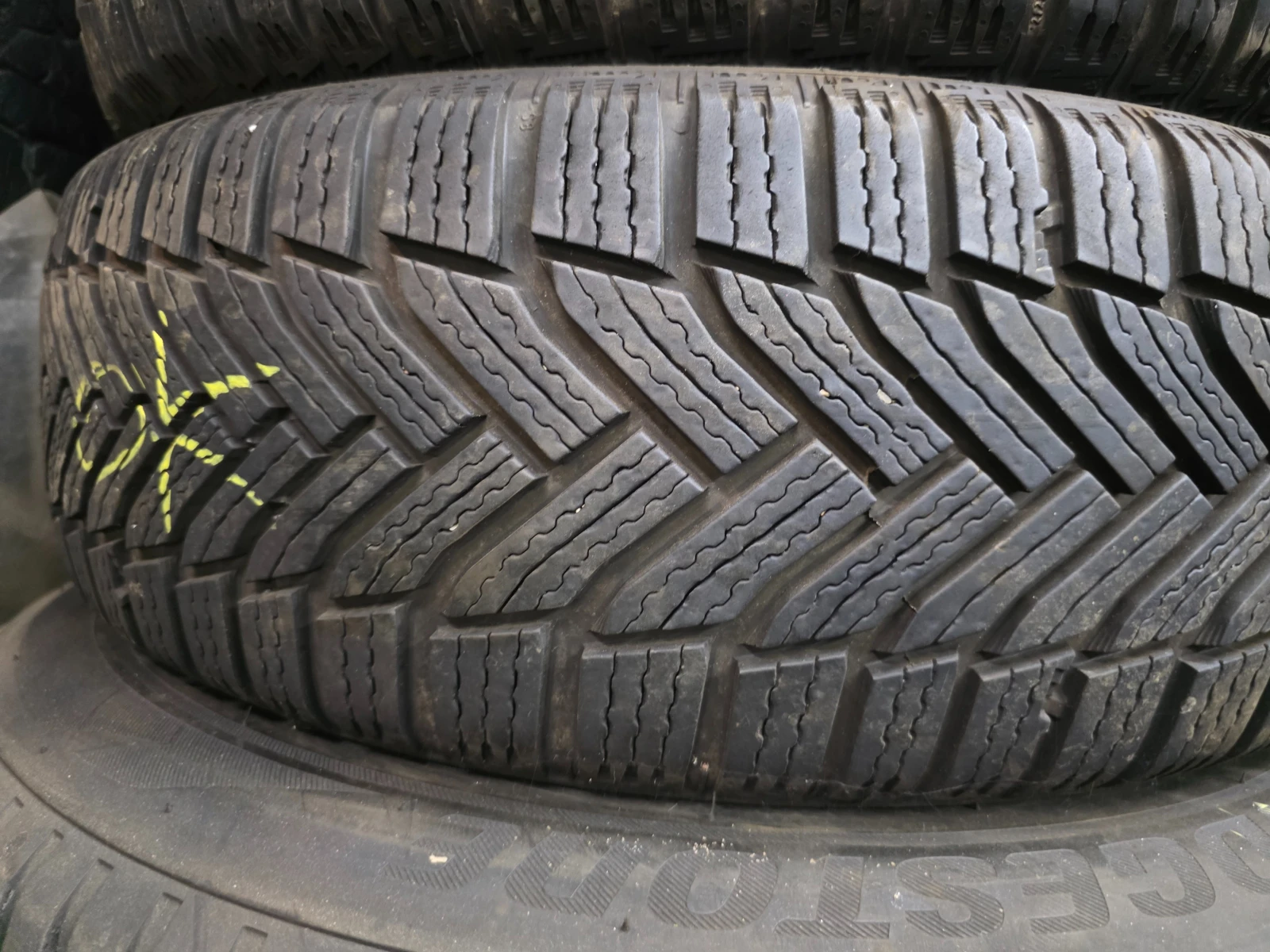 Гуми Зимни 195/65R15, снимка 4 - Гуми и джанти - 55477873