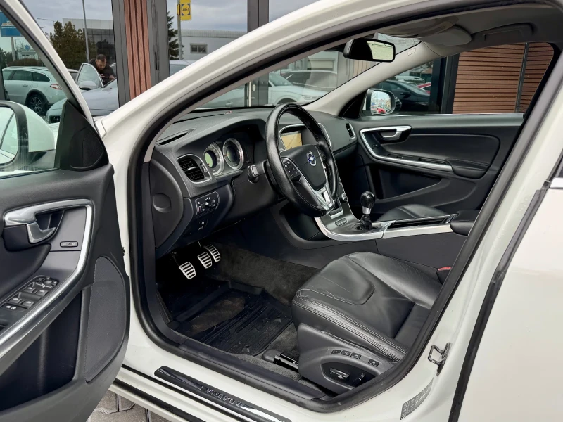 Volvo V60 2.0 R DESIGN, снимка 7 - Автомобили и джипове - 53467864