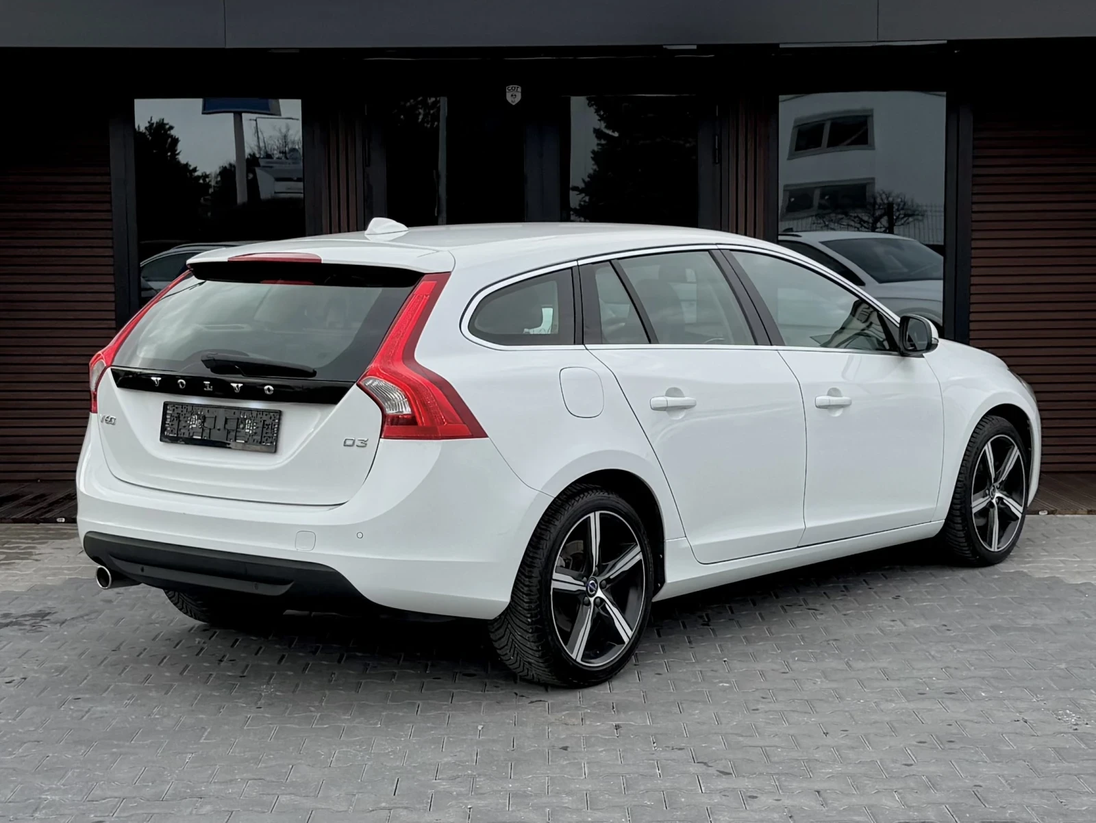 Volvo V60 2.0 R DESIGN - изображение 4