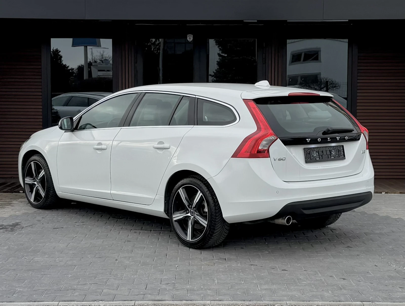Volvo V60 2.0 R DESIGN - изображение 5